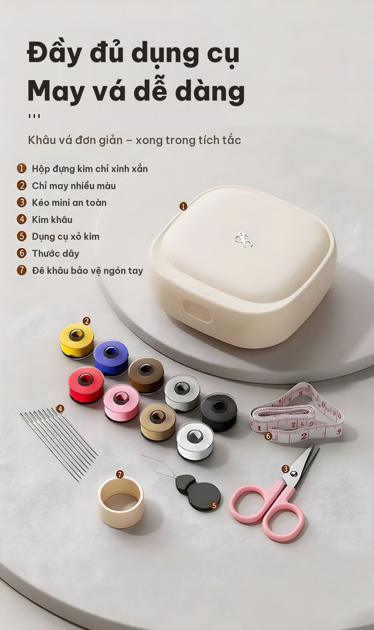 Đầy đủ dụng cụ may vá: hộp, chỉ, kéo, kim, xỏ kim, thước dây